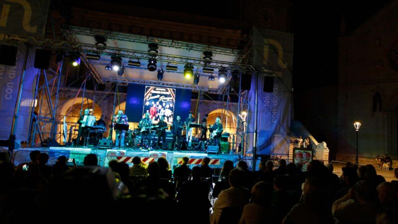Piazza San Benedetto balla commossa il liscio che Francesco amava