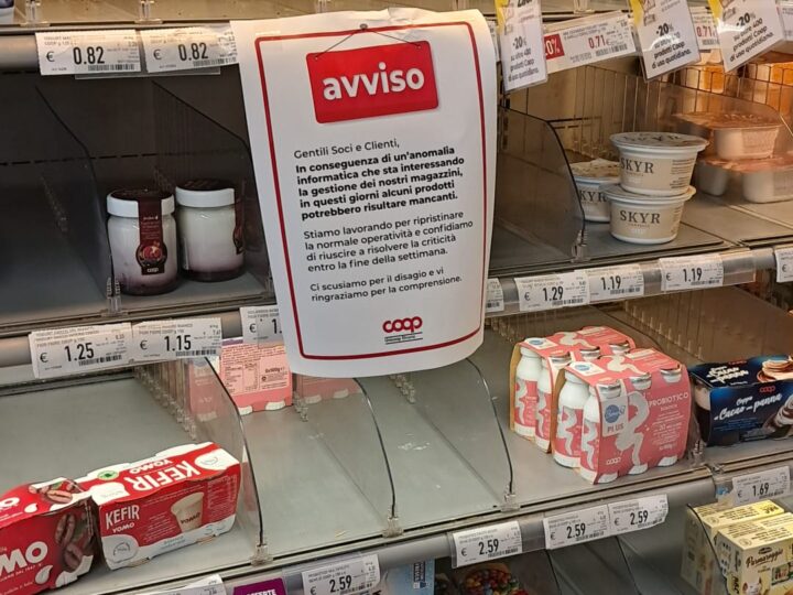 Scaffali semivuoti alla Coop di Norcia