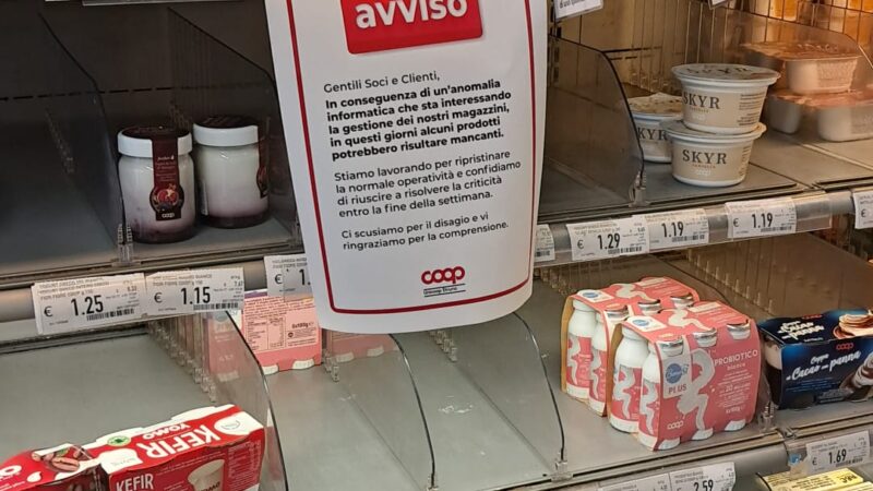 Scaffali semivuoti alla Coop di Norcia