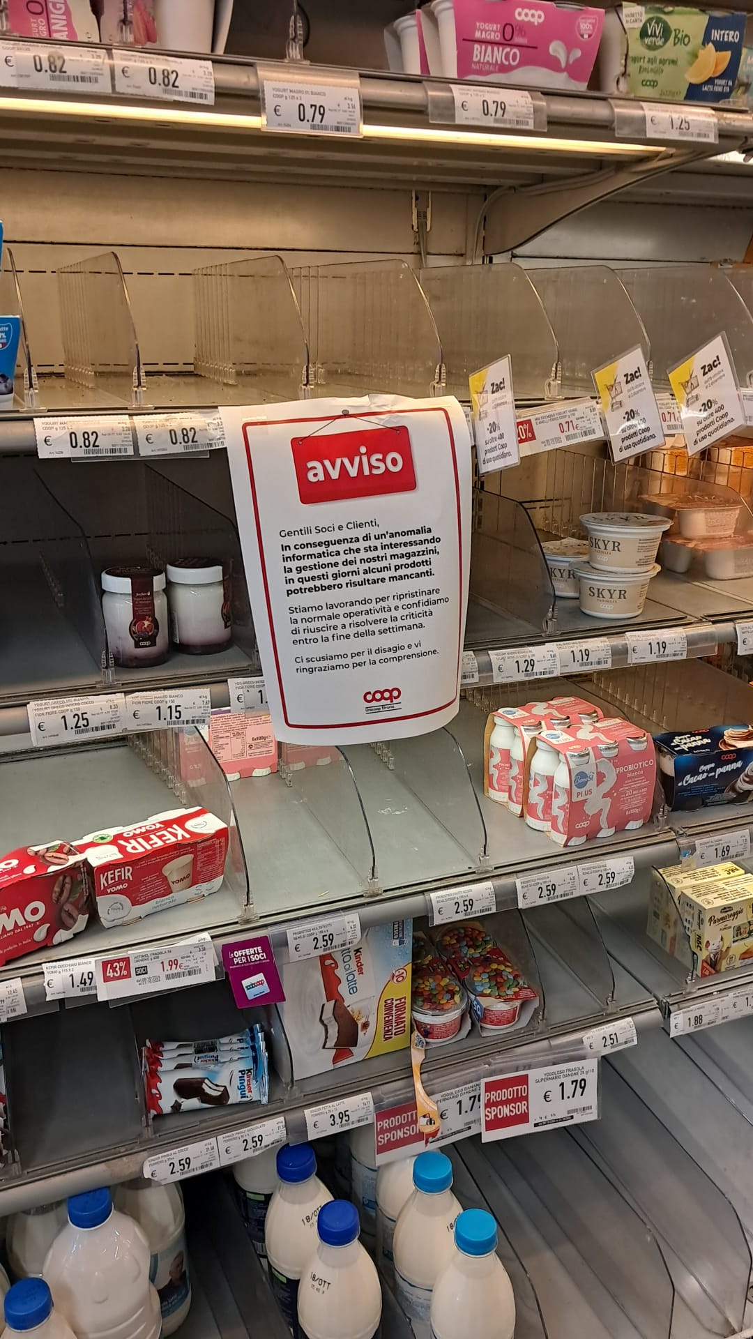 Scaffali semivuoti alla Coop di Norcia